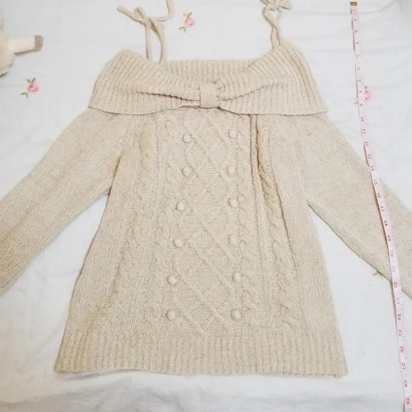 ON HOLD. Penderie Liz Lisa pom pom off the shoulder sweater - Picture 2 of 5